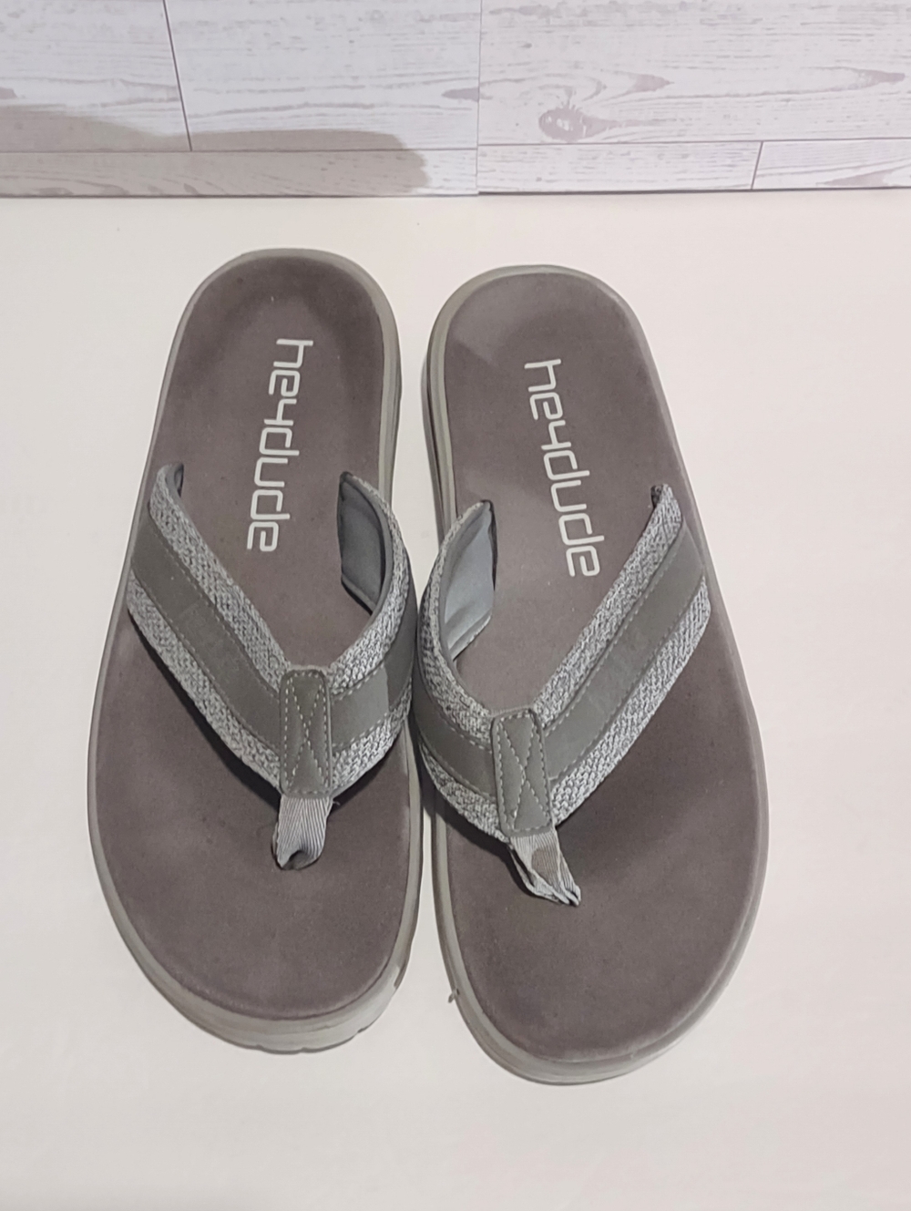 Hey Dude Men's 13 Flinn flip-flop sandals, Women's 11